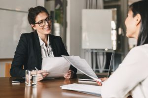 réunion entre businesswoman qui sourit et parle à une autre femme