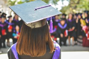 Jeune femme diplômée