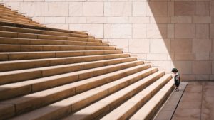 enfant devant un escalier